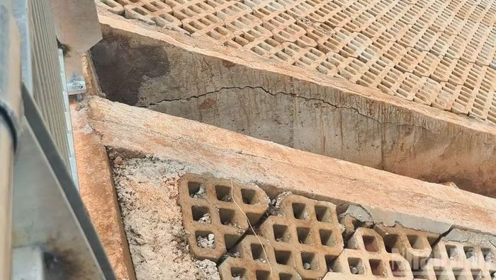 Sụt lún đất khiến những khối bê-tông cốt thép nứt vỡ, có thể đổ sập bất ngờ.