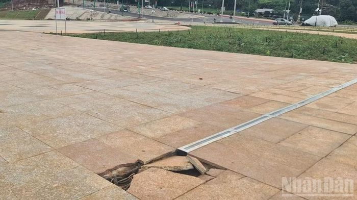 Sự biến dạng của mặt bằng quảng trường đã lộ ra nhiều vấn đề cần quan tâm.