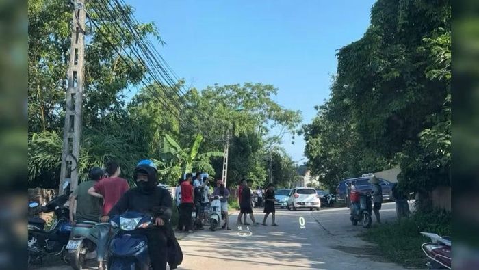 Nhiều người dân tụ tập tại cổng chùa Bầu chiều 11/8. (Ảnh: HÀ HỒNG HÀ)