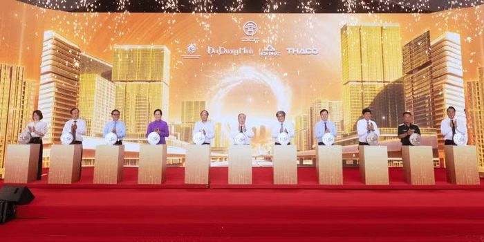 Các đại biểu thực hiện nghi thức khởi công dự án. Ảnh: Lại Tấn.