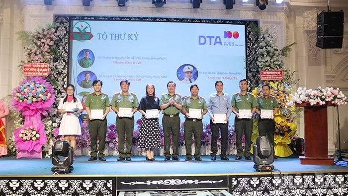 Các thành viên Ban điều hành, Tổ Thư ký Câu lạc bộ niềm tin số tỉnh Vĩnh Long ra mắt tại sự kiện. (Ảnh: Minh Khởi)