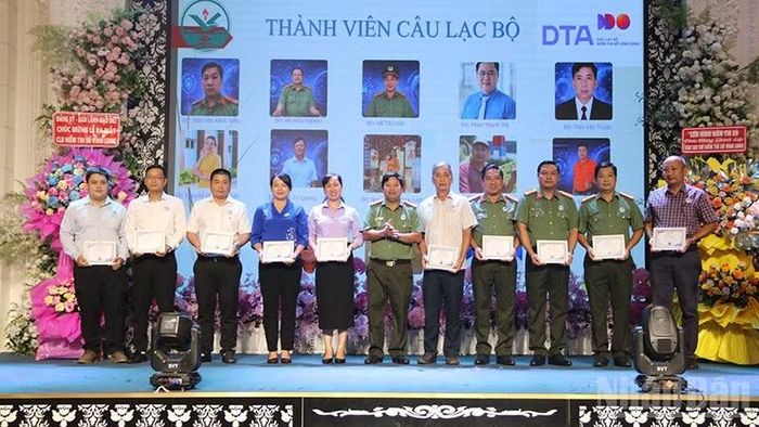 Các thành viên Câu lạc bộ niềm tin số tỉnh Vĩnh Long ra mắt tại sự kiện. (Ảnh: Minh Khởi)