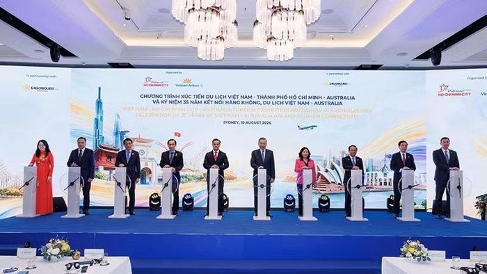 Tổng Bí thư, Chủ tịch nước Tô Lâm cùng Đoàn đại biểu cấp cao Việt Nam thực hiện nghi thức chào mừng kỷ niệm 35 năm kết nối hàng không, du lịch Việt Nam-Australia. (Ảnh: Sở Du lịch thành phố)