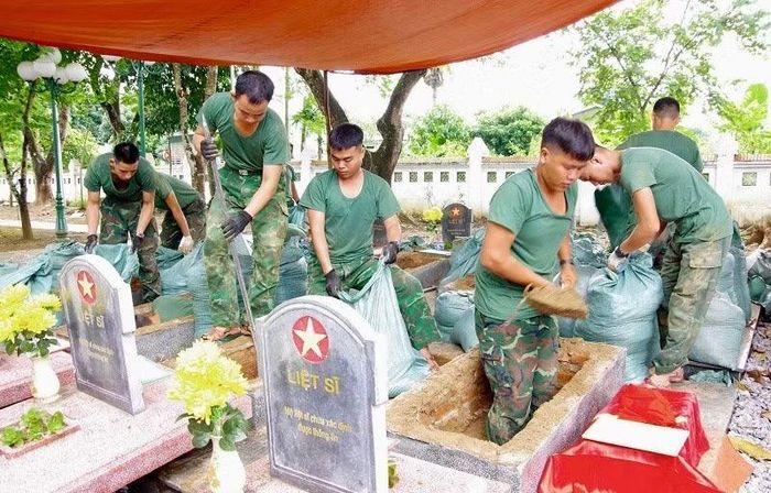 Các chiến sĩ Bộ Chỉ huy quân sự tỉnh Điện Biên đang nỗ lực "đua với thời gian" để khai quật, lấy mẫu hài cốt trong Chiến dịch 500 ngày đêm. Ảnh: LÊ LAN