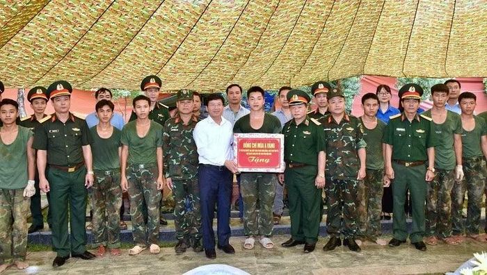Đồng chí Mùa A Vảng trao quà, động viên các cán bộ, chiến sĩ đang thực hiện khai quật, lấy mẫu hài cốt liệt sĩ tại Điện Biên. Ảnh: LÊ LAN