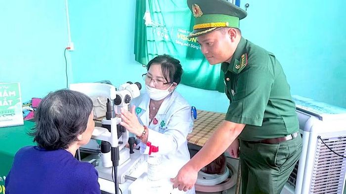 Bác sĩ Bệnh viện Mắt Sài Gòn Cà Mau khám mắt miễn phí cho người dân xã Đất Mũi, tỉnh Cà Mau. (Ảnh: HOÀNG TÁ)
