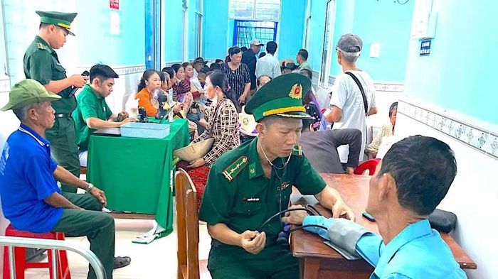 Quân y Đồn Biên phòng Đất Mũi khám huyết áp cho người dân. (Ảnh: HOÀNG TÁ)