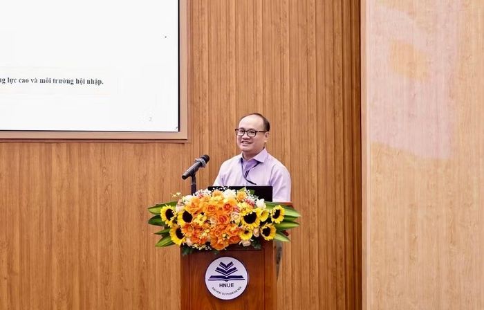  Tiến sĩ Hà Duy Hưng, Phó Hiệu trưởng Trường trung học phổ thông Chuyên Đại học Sư phạm chia sẻ. (Ảnh: Bảo Ngọc) 