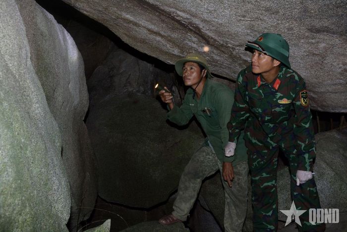  Những ngách đá đều được bộ đội và các lực lượng rà tìm kỹ.