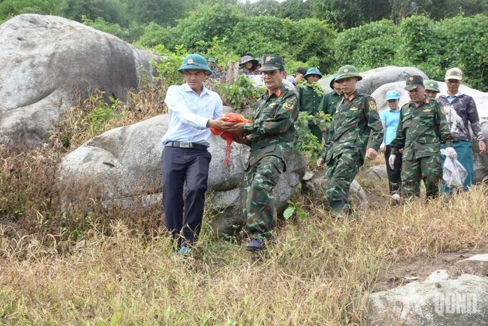  Sau nhiều thập kỷ nằm lại chiến trường xưa, hài cốt liệt sĩ đã được trở về.