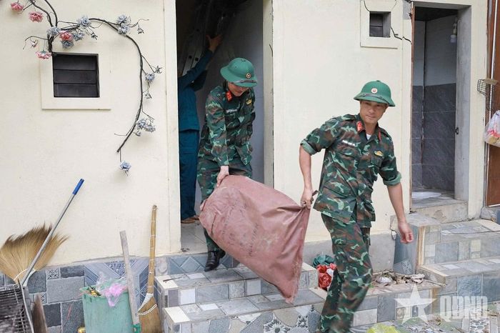 Cán bộ, chiến sĩ, dân quân xã Bạch Hà giúp gia đình ông Nguyễn Văn Lý, con đẻ người hoạt động kháng chiến bị nhiễm chất độc hóa học, sửa chữa nhà. 