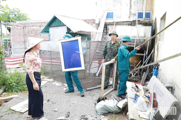 Cán bộ, chiến sĩ, dân quân xã Giai Lạc giúp gia đình anh Phạm Văn Tuấn, con đẻ người hoạt động kháng chiến bị nhiễm chất độc hóa học, tháo dỡ nhà cũ để xây mới. 