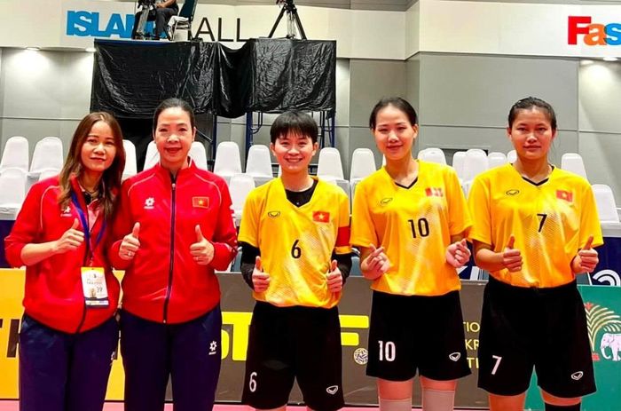 Ban huấn luyện và các tuyển thủ nội dung 2 nữ mừng tấm huy chương vàng thế giới. Ảnh: VUI TRẦN