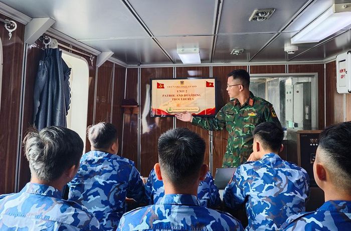Lớp học tiếng Anh giữa trùng khơi của Tàu CSB 4038. Ảnh: TRẦN THANH LONG
