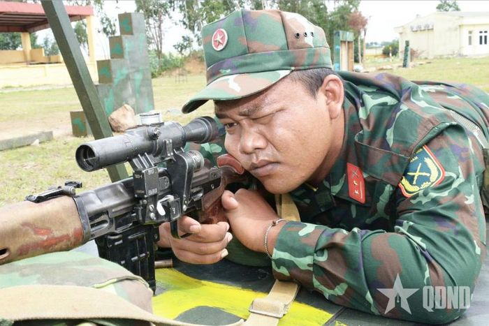  Tập trung, quyết tâm bắn trúng mục tiêu ngay từ phát đạn đầu tiên.