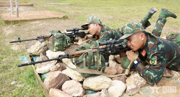  Ngắm bắn trên địa hình phức tạp.