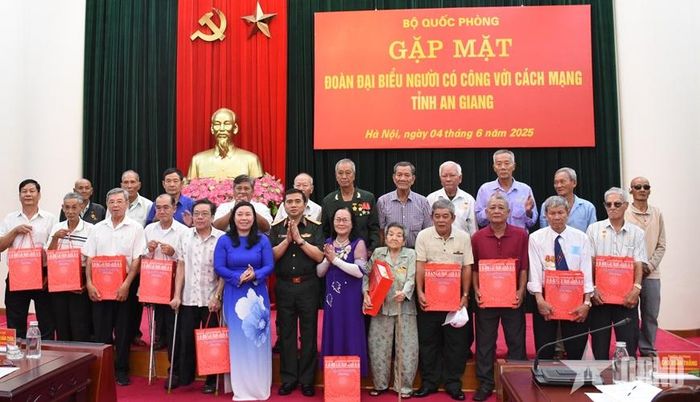 Bộ Quốc phòng gặp mặt, tặng quà đại biểu người có công tỉnh An Giang tháng 6-2025, tại Hà Nội. Ảnh minh họa: qdnd.vn