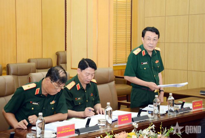 Thiếu tướng Nguyễn Xuân Thủy, Phó cục trưởng Cục Tuyên huấn phát biểu tại hội nghị.