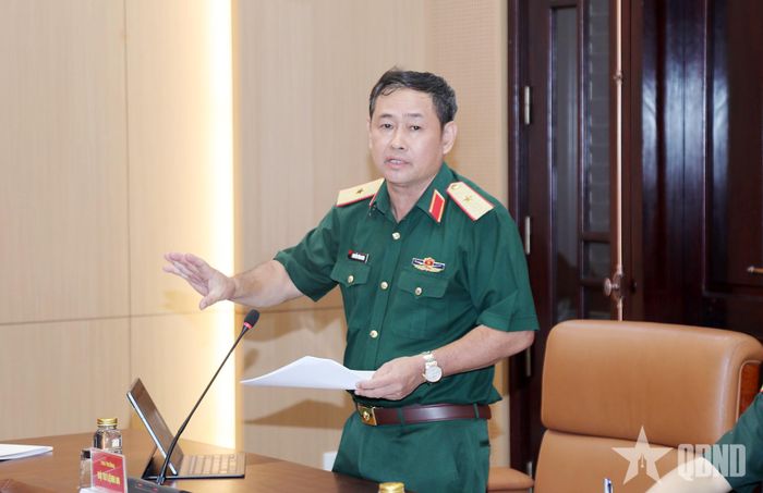 Thiếu tướng Nguyễn Tùng Hưng, Phó tư lệnh Bộ tư lệnh 86 trình bày báo cáo trung tâm tại hội nghị. 