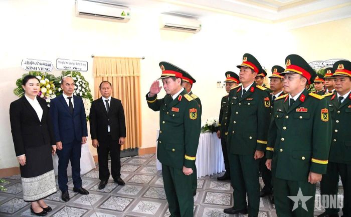 Đoàn đại biểu Bộ tư lệnh Quân khu 5 do Trung tướng Lê Ngọc Hải, Ủy viên Trung ương Đảng, Tư lệnh Quân khu làm Trưởng đoàn tưởng niệm đồng chí Xaysomphone Phomvihane.