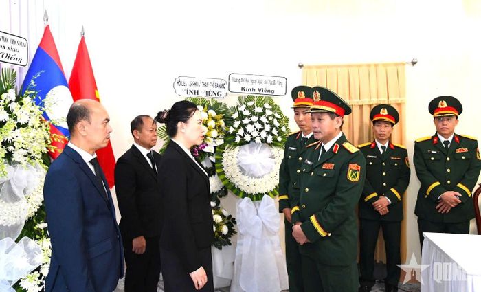 Trung tướng Lê Ngọc Hải chia buồn cùng bà Vonekham Cheuangmanivong, Tổng lãnh sự Lào tại Đà Nẵng.