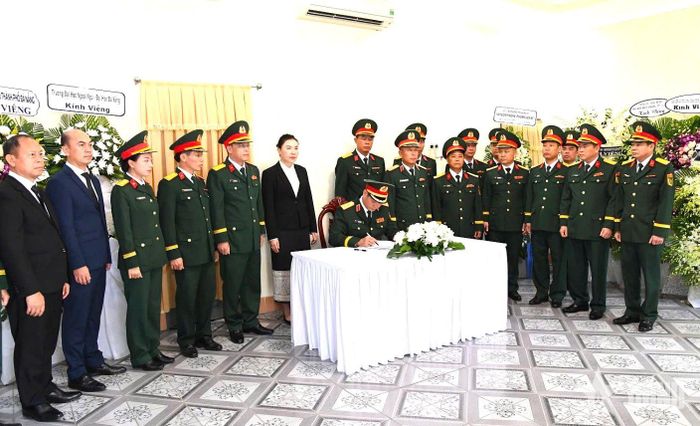 Trung tướng Lê Ngọc Hải, Ủy viên Trung ương Đảng, Tư lệnh Quân khu 5 ghi sổ tang chia buồn.