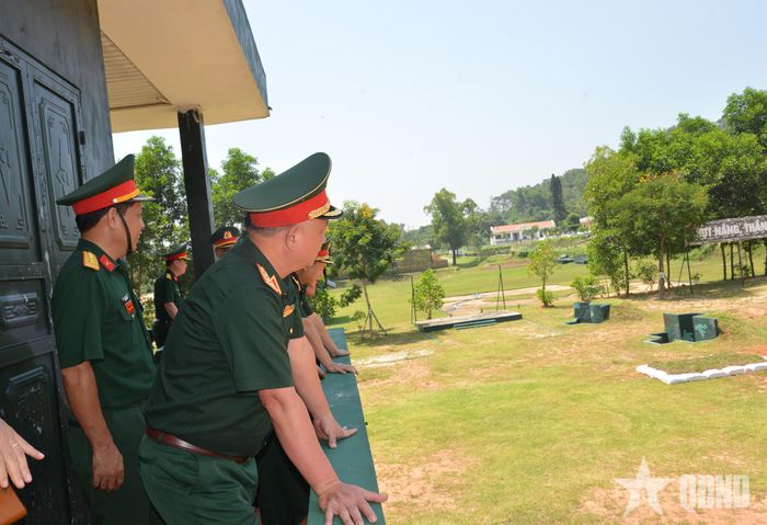  Thượng tướng Nguyễn Quang Ngọc kiểm tra thao trường huấn luyện của Lữ đoàn 242.  