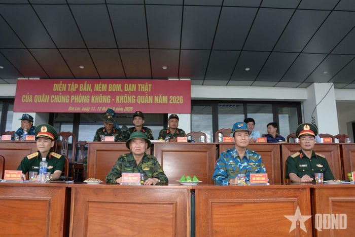  Các đại biểu tham quan, theo dõi cuộc diễn tập.