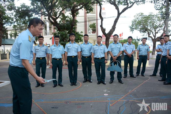  Thủ trưởng Bộ tư lệnh Quân chủng Phòng không - Không quân truyền thụ kinh nghiệm bay cho các phi công tham gia diễn tập. 