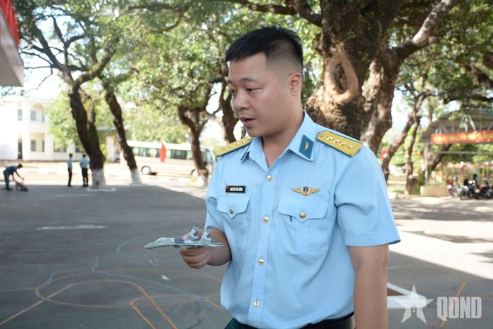  Các phi công ôn luyện những nội dung trước ngày diễn tập.