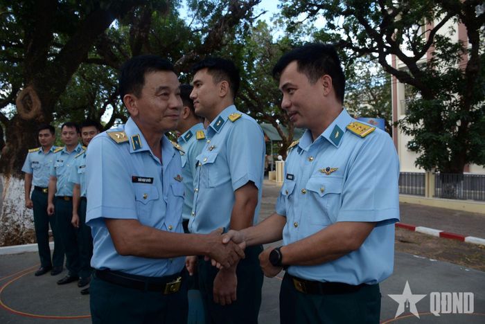  Lãnh đạo Quân chủng Phòng không - Không quân động viên các phi công trước giờ xuất kích.