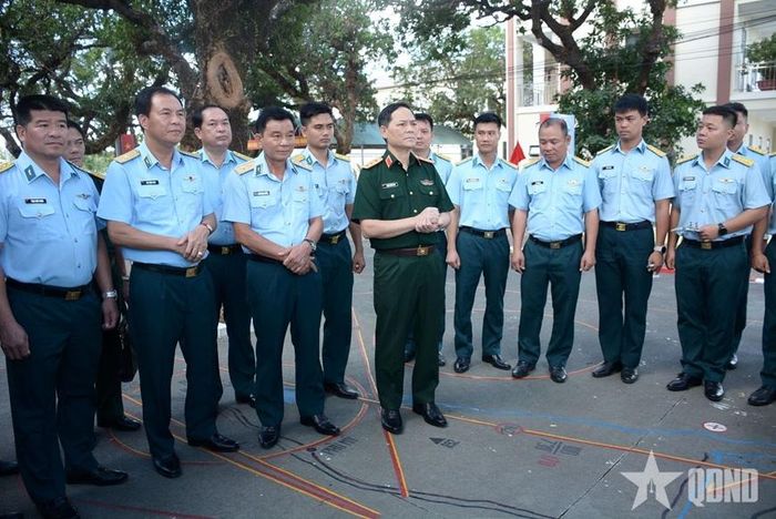 Thượng tướng Phạm Trường Sơn và lãnh đạo Quân chủng Phòng không - Không quân gặp gỡ, động viên các phi công trước ngày diễn tập. 