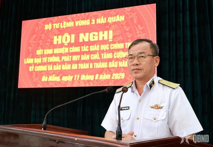 Chuẩn đô đốc Nguyễn Đăng Tiến, Chính ủy Vùng 3 Hải quân phát biểu kết luận hội nghị.