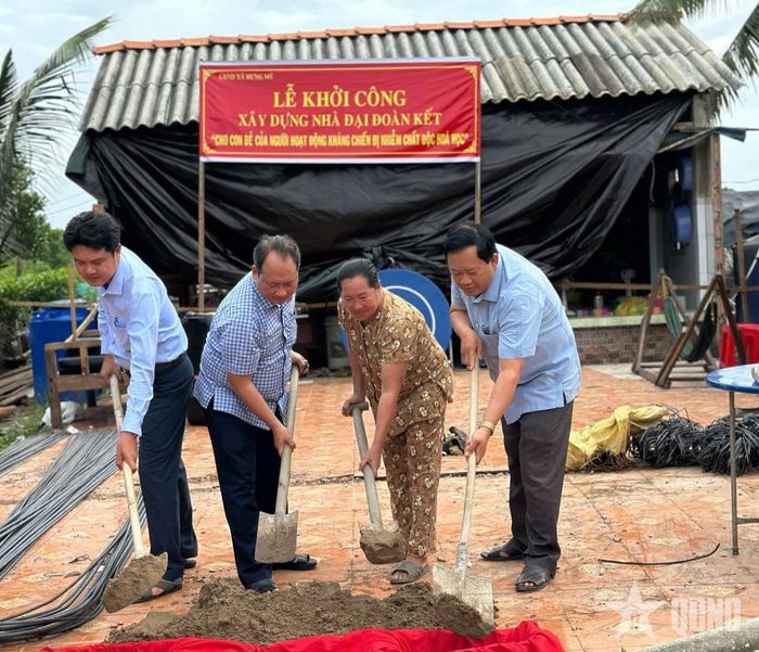 Đại diện chính quyền địa phương xã Hưng Mỹ và gia đình thực hiện nghi thức khởi công.