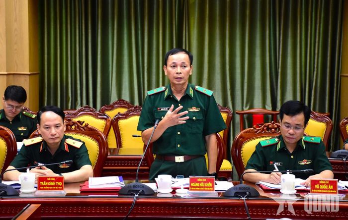 Thiếu tướng Hoàng Hữu Chiến, Phó tư lệnh, Tham mưu trưởng Bộ đội Biên phòng phát biểu tại hội nghị.