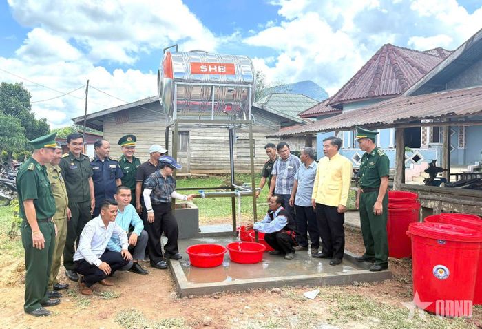  Đồn Biên phòng cửa khẩu quốc tế La Lay và các nhà thiện nguyện trao tặng giếng nước cho bà con nhân dân Lào. 