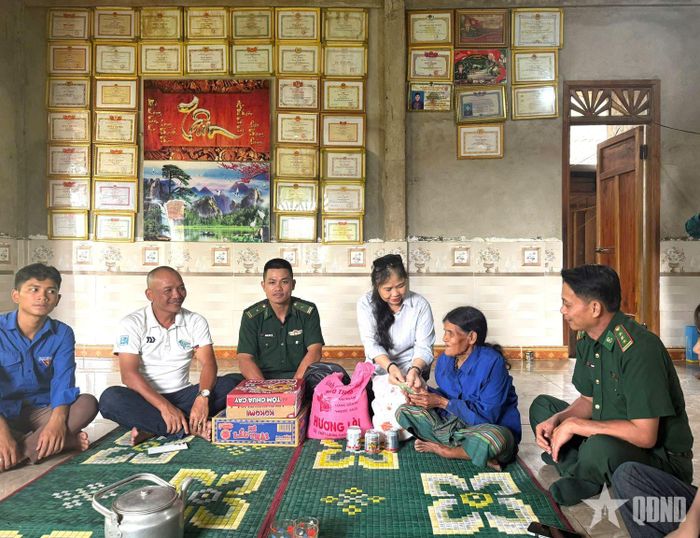  Tặng quà gia đình có công với cách mạng xã La Lay.