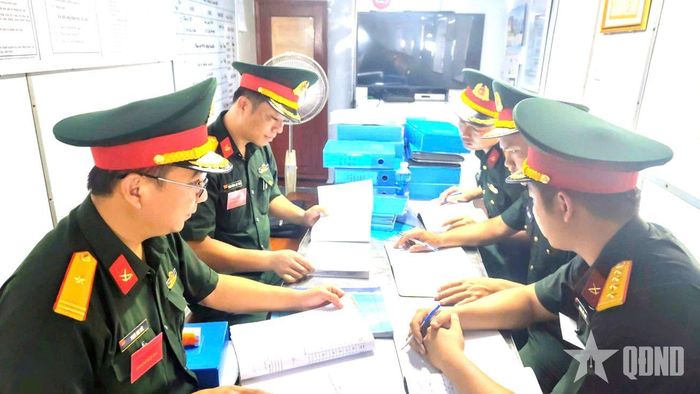 Ban giám khảo chấm thi sổ sách nghiệp vụ.