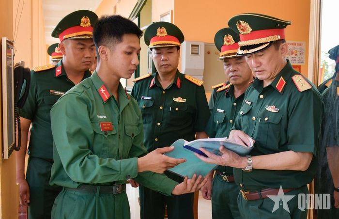 Trung tướng La Công Phương kiểm tra việc duy trì chế độ trực ban nội vụ tại Trung đoàn 2, Sư đoàn 3.