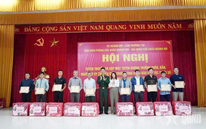 Chỉ huy Lâm trường 155 tặng quà các trưởng thôn, bản, người có uy tín tiêu biểu trên địa bàn xã Hoành Mô.