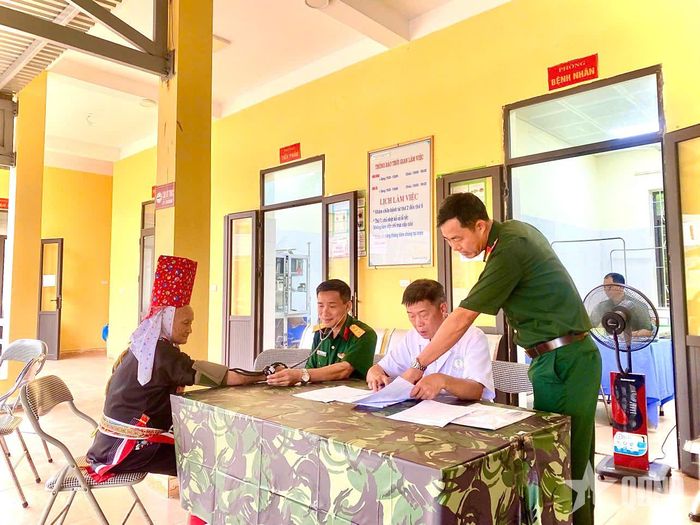 Thăm khám, tư vấn sức khỏe cho người dân. 