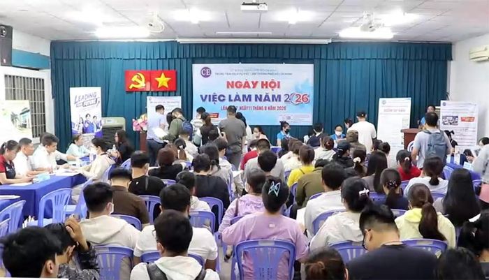 Đông đảo người lao động tham dự Ngày hội việc làm.