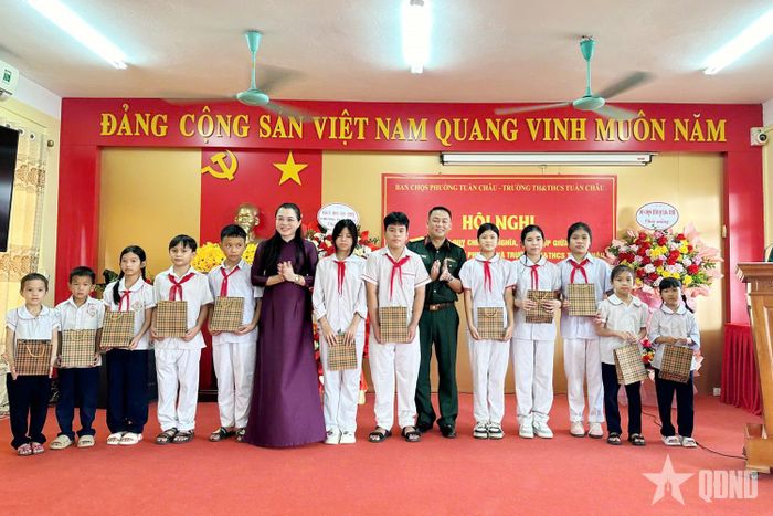 Lãnh đạo hai đơn vị trao 12 phần quà (mỗi phần trị giá 500.000 đồng) tặng học sinh có hoàn cảnh khó khăn, vượt khó, học tốt của Trường TH&THCS Tuần Châu. 