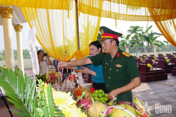  Thượng tá Đặng Văn Thương, Phó bí thư Thường trực Đảng ủy, Chính ủy Bộ CHQS thành phố Hải Phòng dâng hương tưởng niệm các anh hùng liệt sĩ tại Nghĩa trang Liệt sĩ Tiên Thanh, xã Tiên Lãng.  