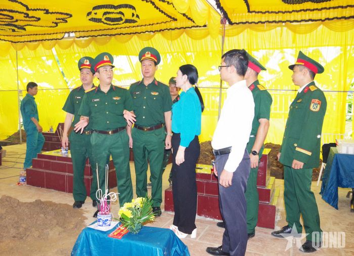 Kiểm tra công tác chuẩn bị lấy mẫu hài cốt liệt sĩ phục vụ giám định ADN.