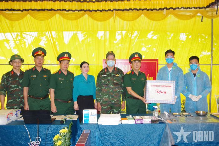 Thượng tá Đặng Văn Thương tặng quà lực lượng thực hiện nhiệm vụ lấy mẫu hài cốt liệt sĩ phục vụ giám định ADN. 
