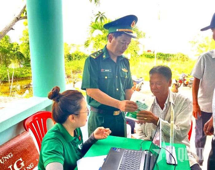 Người dân được nhận thuốc bệnh mắt miễn phí.