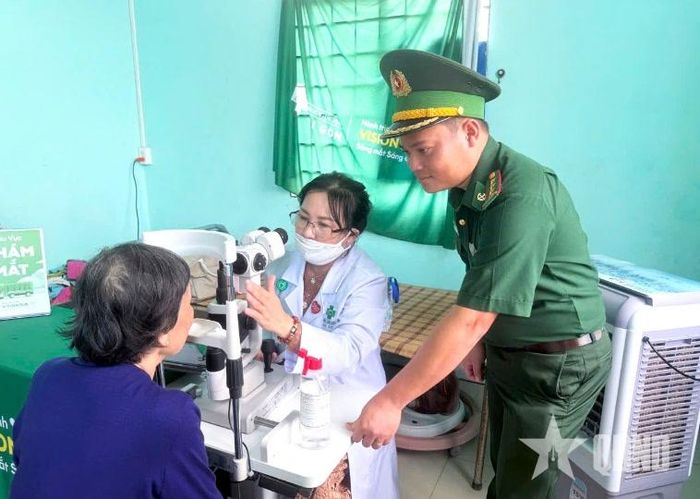Bác sĩ Bệnh viện Mắt Sài Gòn Cà Mau khám mắt cho người dân.