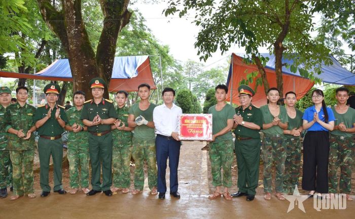 Đồng chí Mùa A Vảng cùng đoàn công tác tặng quà lực lượng thực hiện nhiệm vụ tại Nghĩa trang Liệt sĩ Quốc gia Độc Lập và Nghĩa trang Liệt sĩ Quốc gia A1.
