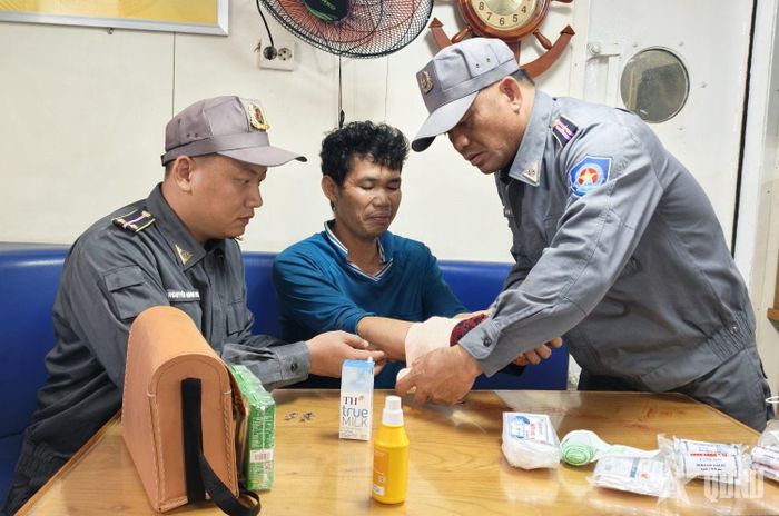   Tổ cứu thương Tàu KN 466 tiến hành sơ cứu cho bệnh nhân.